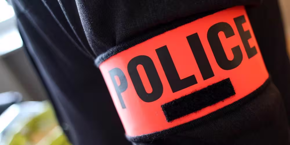 Ziguinchor : arrestation d’un faux policier surpris dans un bar avec des menottes, un insigne et (…)