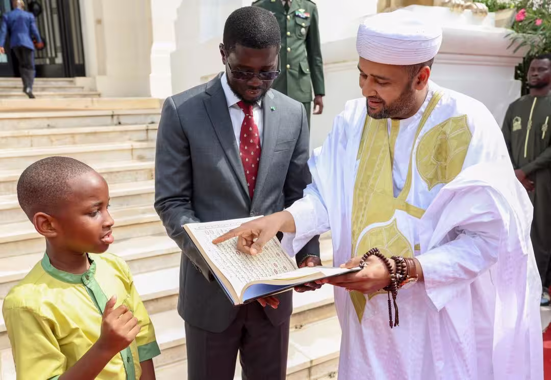 Le Coran retentit au palais, le président Bassirou Diomaye Faye ouvre ses portes à l’Institut Al-Ihsane