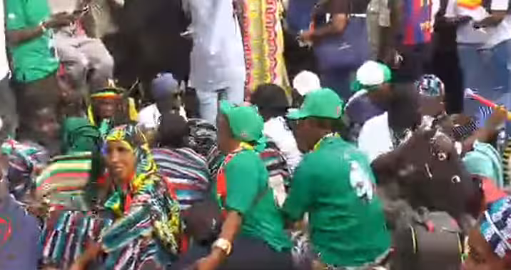 Téra-meeting : L’inattendue arrivée des femmes de Bignona avec leur bagages (vidéo)