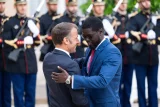Macron tapote l’épaule du PR Diomaye Faye à l’ONU : Que signifie ce geste diplomatique ?