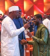 « On joue à quoi ? »: Un membre de Pastef s’interroge après la complicité affichée par Diomaye (…)