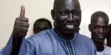 Un patron de presse sénégalais visé par un mandat d’arrêt interpellé en France, puis libéré