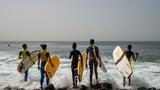 Dans un village sénégalais, le surf pour inciter les filles à retourner à l'école