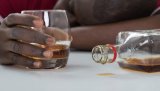 Ziguinchor, l’alcool agonise la jeunesse et relentit le dévéeloppement de la région. ( Par (…)
